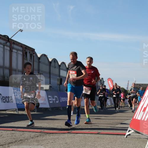 03.10.2025 - Köhlbrandbrückenlauf Luisa Fischer http://msf.ph/oto/9034086 03.10.2025 13:13:44 Ziel 4348, 4461, 4595, 4642, 5802, 5884, 5886, 5908, 6116, 6363, 6366, 6488 meine-sportfotos.de