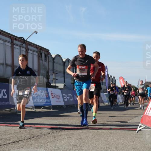 03.10.2025 - Köhlbrandbrückenlauf Luisa Fischer http://msf.ph/oto/9034087 03.10.2025 13:13:45 Ziel 4348, 4461, 4595, 4642, 5640, 5802, 5884, 5886, 5908, 6116, 6363, 6366, 6487, 6488 meine-sportfotos.de