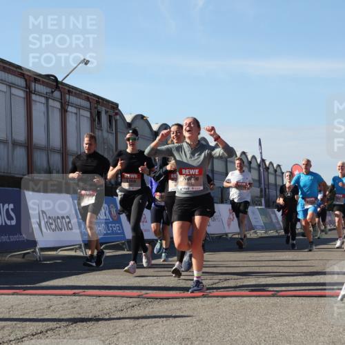 03.10.2025 - Köhlbrandbrückenlauf Luisa Fischer http://msf.ph/oto/9034114 03.10.2025 13:13:49 Ziel 4188, 4348, 4461, 4522, 4612, 4642, 5078, 5640, 5802, 5884, 5886, 5908, 6116, 6125, 6227, 6228, 6363, 6366, 6487, 6488, 6604 meine-sportfotos.de
