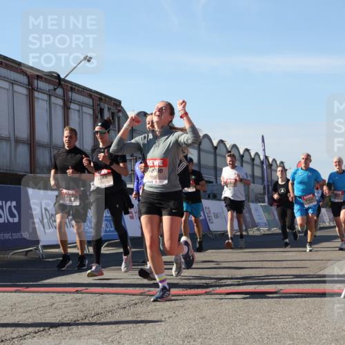 03.10.2025 - Köhlbrandbrückenlauf Luisa Fischer http://msf.ph/oto/9034116 03.10.2025 13:13:49 Ziel 4188, 4348, 4461, 4522, 4612, 4642, 5078, 5640, 5802, 5884, 5886, 5908, 6116, 6125, 6227, 6228, 6363, 6366, 6487, 6488, 6604 meine-sportfotos.de