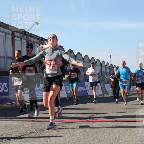 03.10.2025 - Köhlbrandbrückenlauf Luisa Fischer http://msf.ph/oto/9034119 03.10.2025 13:13:49 Ziel 4188, 4348, 4461, 4522, 4612, 4642, 5078, 5640, 5802, 5884, 5886, 5908, 6116, 6125, 6227, 6228, 6363, 6366, 6487, 6488, 6604 meine-sportfotos.de