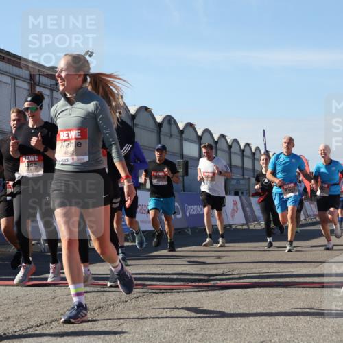 03.10.2025 - Köhlbrandbrückenlauf Luisa Fischer http://msf.ph/oto/9034121 03.10.2025 13:13:50 Ziel 4188, 4306, 4348, 4522, 4612, 4642, 5078, 5640, 5700, 5802, 5884, 5886, 5908, 6116, 6125, 6227, 6228, 6363, 6366, 6487, 6488, 6604 meine-sportfotos.de