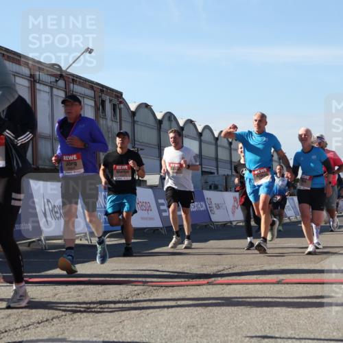 03.10.2025 - Köhlbrandbrückenlauf Luisa Fischer http://msf.ph/oto/9034125 03.10.2025 13:13:50 Ziel 4188, 4306, 4348, 4522, 4612, 4642, 5078, 5640, 5700, 5802, 5884, 5886, 5908, 6116, 6125, 6227, 6228, 6363, 6366, 6487, 6488, 6604 meine-sportfotos.de