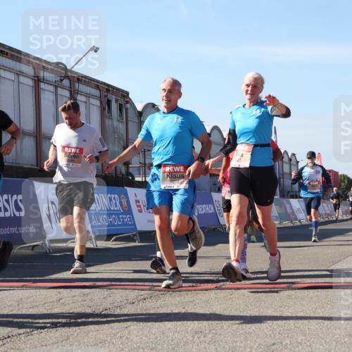 03.10.2025 - Köhlbrandbrückenlauf Luisa Fischer http://msf.ph/oto/9034132 03.10.2025 13:13:52 Ziel 4188, 4306, 4348, 4522, 4612, 4642, 4868, 5078, 5640, 5700, 5802, 5884, 5886, 6116, 6125, 6227, 6228, 6363, 6366, 6487, 6488, 6604, 6766 meine-sportfotos.de