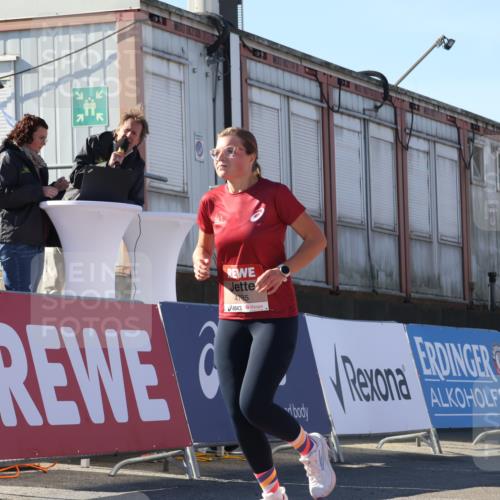 03.10.2025 - Köhlbrandbrückenlauf Luisa Fischer http://msf.ph/oto/9034188 03.10.2025 13:14:06 Ziel 4306, 4313, 4728, 4785, 4809, 4868, 5700, 5727, 6318, 6766 meine-sportfotos.de