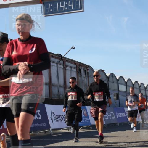 03.10.2025 - Köhlbrandbrückenlauf Luisa Fischer http://msf.ph/oto/9034317 03.10.2025 13:14:46 Ziel 4202, 4224, 4424, 4533, 4684, 4692, 4788, 4869, 4890, 5249, 5525, 5535, 5682, 5686, 5711, 5760, 5761, 5814, 6316, 6344, 6448, 6849 meine-sportfotos.de