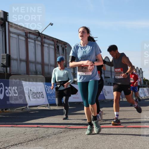 03.10.2025 - Köhlbrandbrückenlauf Luisa Fischer http://msf.ph/oto/9034365 03.10.2025 13:14:57 Ziel 4202, 4224, 4232, 4282, 4406, 4533, 4784, 4890, 5054, 5173, 5525, 5535, 5737, 5760, 5761, 5814, 6017, 6128, 6129, 6293, 6344, 6454, 6815 meine-sportfotos.de
