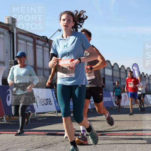 03.10.2025 - Köhlbrandbrückenlauf Luisa Fischer http://msf.ph/oto/9034370 03.10.2025 13:14:58 Ziel 4224, 4232, 4244, 4282, 4406, 4784, 4890, 5054, 5173, 5525, 5535, 5737, 5760, 5761, 5814, 6017, 6128, 6129, 6293, 6344, 6454, 6815 meine-sportfotos.de