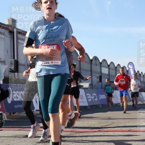 03.10.2025 - Köhlbrandbrückenlauf Luisa Fischer http://msf.ph/oto/9034372 03.10.2025 13:14:58 Ziel 4224, 4232, 4244, 4282, 4406, 4784, 4890, 5054, 5173, 5525, 5535, 5737, 5760, 5761, 5814, 6017, 6128, 6129, 6293, 6344, 6454, 6815 meine-sportfotos.de