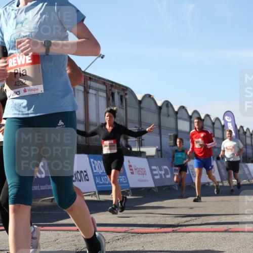 03.10.2025 - Köhlbrandbrückenlauf Luisa Fischer http://msf.ph/oto/9034374 03.10.2025 13:14:59 Ziel 4224, 4232, 4244, 4282, 4406, 4784, 4890, 5054, 5173, 5525, 5535, 5737, 5760, 5761, 5814, 6017, 6128, 6129, 6293, 6454, 6810, 6815 meine-sportfotos.de