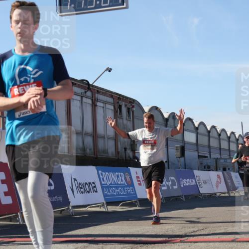 03.10.2025 - Köhlbrandbrückenlauf Luisa Fischer http://msf.ph/oto/9034397 03.10.2025 13:15:03 Ziel 4090, 4232, 4244, 4282, 4406, 4784, 5054, 5173, 5737, 6017, 6128, 6129, 6189, 6249, 6252, 6293, 6454, 6810, 6815 meine-sportfotos.de