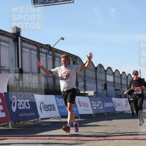 03.10.2025 - Köhlbrandbrückenlauf Luisa Fischer http://msf.ph/oto/9034401 03.10.2025 13:15:03 Ziel 4090, 4232, 4244, 4282, 4406, 4784, 5054, 5173, 5737, 6017, 6128, 6129, 6189, 6249, 6252, 6293, 6454, 6810, 6815 meine-sportfotos.de