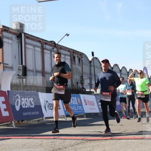 03.10.2025 - Köhlbrandbrückenlauf Luisa Fischer http://msf.ph/oto/9034418 03.10.2025 13:15:07 Ziel 4090, 4232, 4244, 4282, 4784, 5173, 5186, 5737, 6017, 6128, 6129, 6189, 6249, 6252, 6370, 6454, 6591, 6810 meine-sportfotos.de