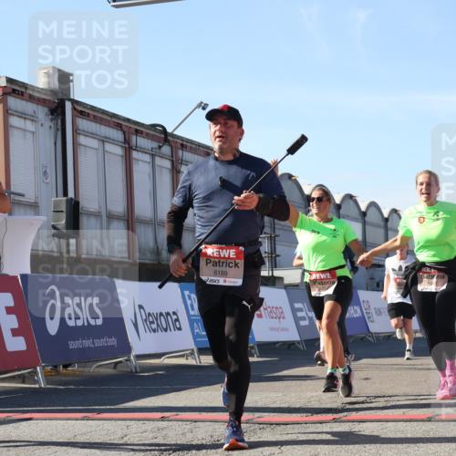 03.10.2025 - Köhlbrandbrückenlauf Luisa Fischer http://msf.ph/oto/9034425 03.10.2025 13:15:08 Ziel 4090, 4232, 4244, 4282, 4784, 5173, 5186, 5737, 6128, 6129, 6189, 6249, 6252, 6370, 6454, 6591, 6810 meine-sportfotos.de