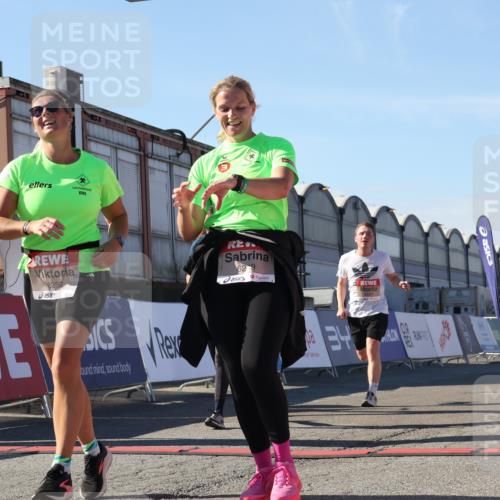 03.10.2025 - Köhlbrandbrückenlauf Luisa Fischer http://msf.ph/oto/9034430 03.10.2025 13:15:09 Ziel 4090, 4244, 4282, 4784, 5173, 5186, 5737, 6128, 6189, 6249, 6252, 6370, 6454, 6591, 6810 meine-sportfotos.de