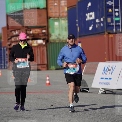 03.10.2025 - Köhlbrandbrückenlauf Michael Burmester http://msf.ph/oto/9034433 03.10.2025 10:44:05 Ziel 2394, 2395 meine-sportfotos.de