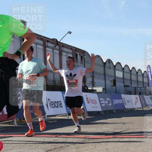 03.10.2025 - Köhlbrandbrückenlauf Luisa Fischer http://msf.ph/oto/9034438 03.10.2025 13:15:10 Ziel 4090, 4244, 4282, 5173, 5186, 5737, 6189, 6249, 6252, 6370, 6454, 6591, 6810 meine-sportfotos.de