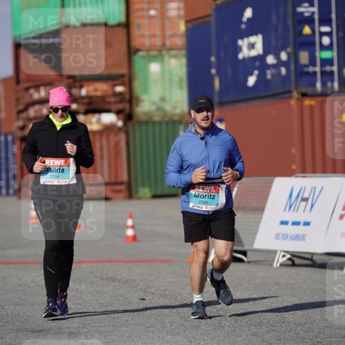 03.10.2025 - Köhlbrandbrückenlauf Michael Burmester http://msf.ph/oto/9034439 03.10.2025 10:44:05 Ziel 2394, 2395 meine-sportfotos.de