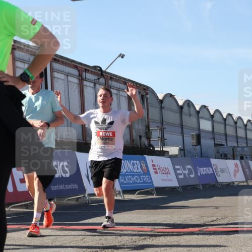 03.10.2025 - Köhlbrandbrückenlauf Luisa Fischer http://msf.ph/oto/9034440 03.10.2025 13:15:11 Ziel 4090, 4244, 4282, 5173, 5186, 6189, 6249, 6252, 6370, 6454, 6591, 6773, 6810 meine-sportfotos.de