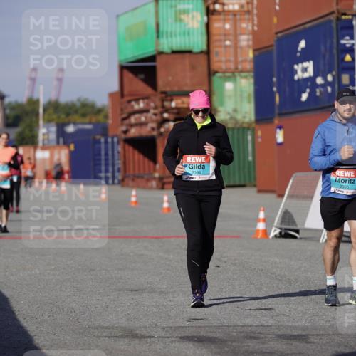 03.10.2025 - Köhlbrandbrückenlauf Michael Burmester http://msf.ph/oto/9034445 03.10.2025 10:44:07 Ziel 2394, 2395 meine-sportfotos.de