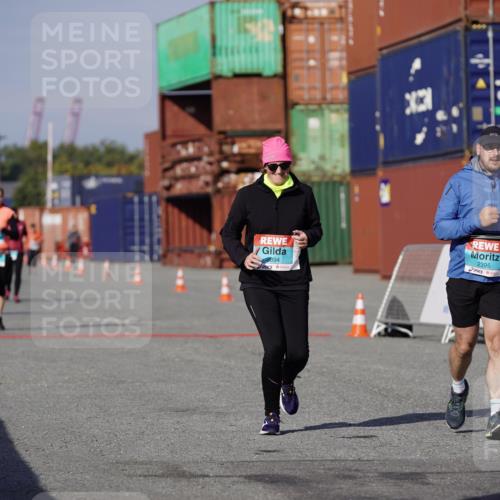 03.10.2025 - Köhlbrandbrückenlauf Michael Burmester http://msf.ph/oto/9034451 03.10.2025 10:44:07 Ziel 2394, 2395 meine-sportfotos.de