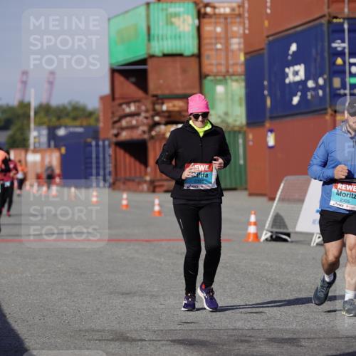 03.10.2025 - Köhlbrandbrückenlauf Michael Burmester http://msf.ph/oto/9034458 03.10.2025 10:44:07 Ziel 2394, 2395 meine-sportfotos.de