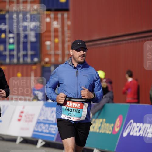 03.10.2025 - Köhlbrandbrückenlauf Michael Burmester http://msf.ph/oto/9034464 03.10.2025 10:44:09 Ziel 2394, 2395 meine-sportfotos.de