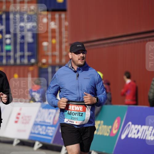 03.10.2025 - Köhlbrandbrückenlauf Michael Burmester http://msf.ph/oto/9034468 03.10.2025 10:44:09 Ziel 2394, 2395 meine-sportfotos.de