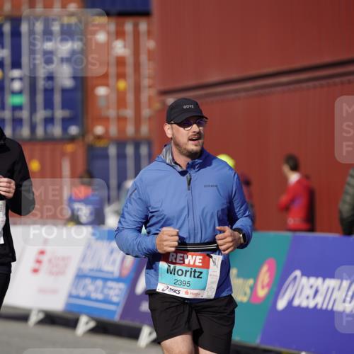 03.10.2025 - Köhlbrandbrückenlauf Michael Burmester http://msf.ph/oto/9034473 03.10.2025 10:44:09 Ziel 2394, 2395 meine-sportfotos.de