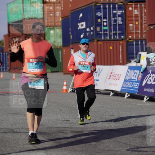 03.10.2025 - Köhlbrandbrückenlauf Michael Burmester http://msf.ph/oto/9034506 03.10.2025 10:44:20 Ziel 2306, 2517, 2545, 2620 meine-sportfotos.de