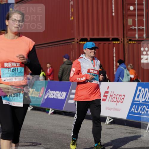 03.10.2025 - Köhlbrandbrückenlauf Michael Burmester http://msf.ph/oto/9034540 03.10.2025 10:44:23 Ziel 2306, 2517, 2545 meine-sportfotos.de
