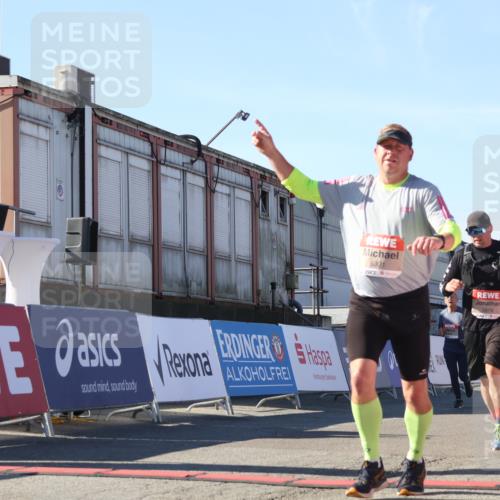 03.10.2025 - Köhlbrandbrückenlauf Luisa Fischer http://msf.ph/oto/9034553 03.10.2025 13:15:51 Ziel 4210, 4374, 4604, 4677, 4833, 4885, 5768, 5800, 5801, 5879, 6112, 6301, 6445, 6507, 6536 meine-sportfotos.de