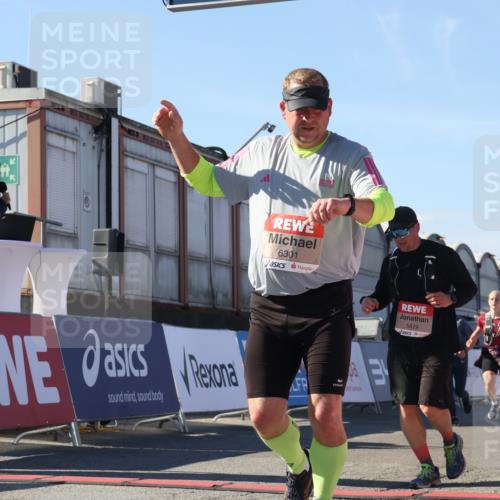 03.10.2025 - Köhlbrandbrückenlauf Luisa Fischer http://msf.ph/oto/9034556 03.10.2025 13:15:51 Ziel 4210, 4374, 4604, 4677, 4833, 4885, 5768, 5800, 5801, 5879, 6112, 6301, 6445, 6507, 6536 meine-sportfotos.de
