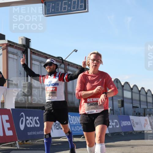 03.10.2025 - Köhlbrandbrückenlauf Luisa Fischer http://msf.ph/oto/9034622 03.10.2025 13:16:05 Ziel 4311, 4374, 4423, 4495, 4548, 4644, 4805, 4833, 5022, 5023, 5068, 5217, 5336, 5867, 5868, 6270, 6271, 6507, 6712 meine-sportfotos.de