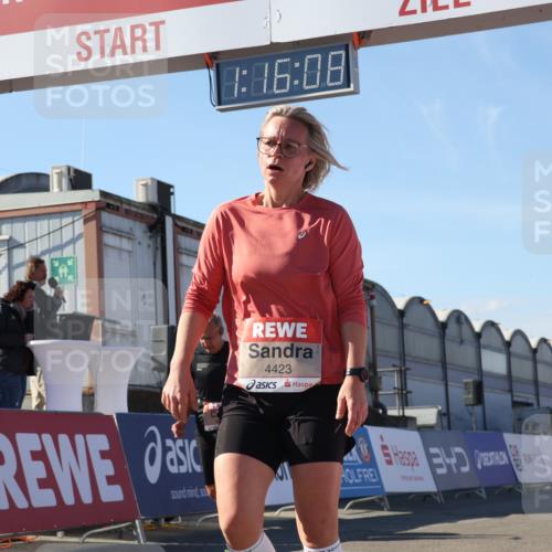 03.10.2025 - Köhlbrandbrückenlauf Luisa Fischer http://msf.ph/oto/9034630 03.10.2025 13:16:06 Ziel 4311, 4423, 4495, 4548, 4644, 4805, 4833, 5022, 5023, 5068, 5217, 5336, 5867, 5868, 6270, 6271, 6507, 6712 meine-sportfotos.de