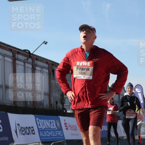 03.10.2025 - Köhlbrandbrückenlauf Luisa Fischer http://msf.ph/oto/9034644 03.10.2025 13:16:10 Ziel 4311, 4423, 4495, 4644, 4696, 5068, 5217, 5336, 5684, 5806, 6270, 6712 meine-sportfotos.de
