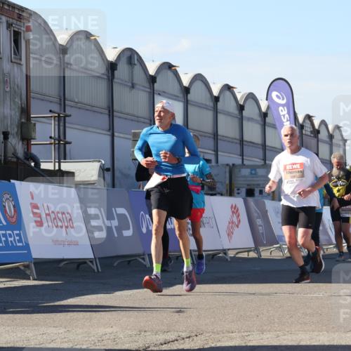 03.10.2025 - Köhlbrandbrückenlauf Luisa Fischer http://msf.ph/oto/9034676 03.10.2025 13:16:15 Ziel 4311, 4317, 4347, 4563, 4644, 4696, 4928, 5032, 5068, 5336, 5684, 5806, 5836, 6712, 6771 meine-sportfotos.de