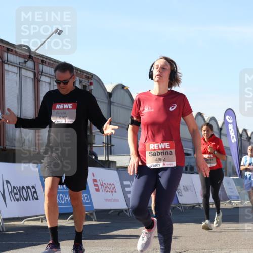 03.10.2025 - Köhlbrandbrückenlauf Luisa Fischer http://msf.ph/oto/9034718 03.10.2025 13:16:22 Ziel 4144, 4146, 4317, 4347, 4414, 4563, 4586, 4696, 4928, 4952, 5032, 5498, 5684, 5806, 5836, 5983, 6761, 6771 meine-sportfotos.de