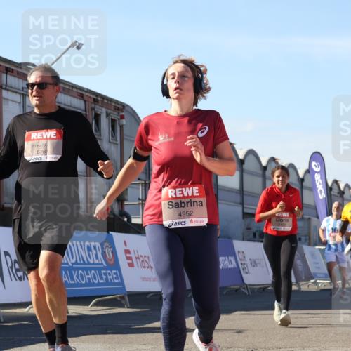 03.10.2025 - Köhlbrandbrückenlauf Luisa Fischer http://msf.ph/oto/9034721 03.10.2025 13:16:23 Ziel 4144, 4146, 4317, 4347, 4414, 4563, 4586, 4696, 4928, 4952, 5032, 5498, 5684, 5806, 5815, 5836, 5983, 6761, 6771 meine-sportfotos.de