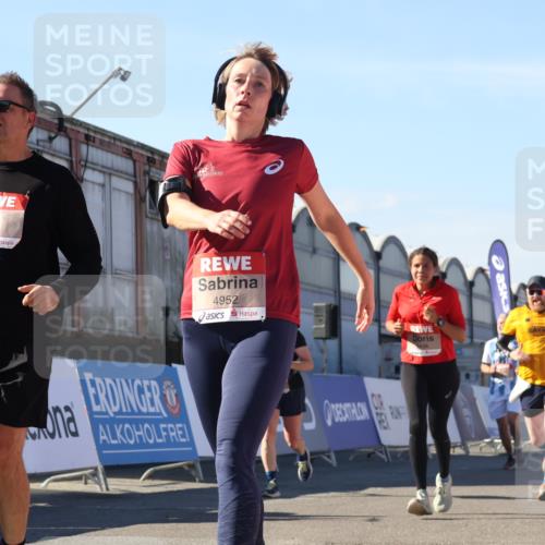 03.10.2025 - Köhlbrandbrückenlauf Luisa Fischer http://msf.ph/oto/9034723 03.10.2025 13:16:23 Ziel 4144, 4146, 4317, 4347, 4414, 4563, 4586, 4696, 4928, 4952, 5032, 5498, 5684, 5806, 5815, 5836, 5983, 6761, 6771 meine-sportfotos.de