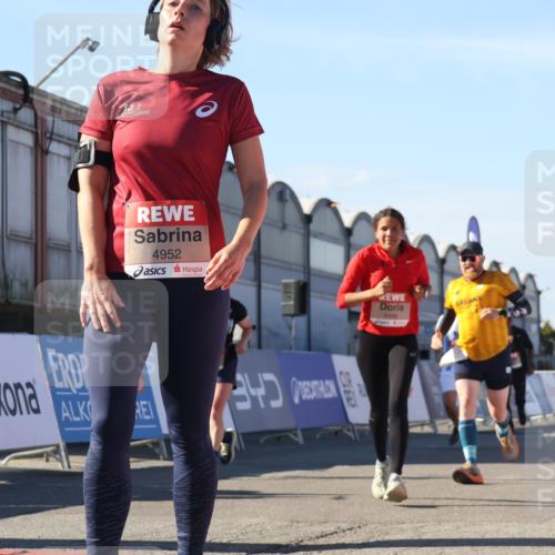 03.10.2025 - Köhlbrandbrückenlauf Luisa Fischer http://msf.ph/oto/9034725 03.10.2025 13:16:23 Ziel 4144, 4146, 4317, 4347, 4414, 4563, 4586, 4696, 4928, 4952, 5032, 5498, 5684, 5806, 5815, 5836, 5983, 6761, 6771 meine-sportfotos.de