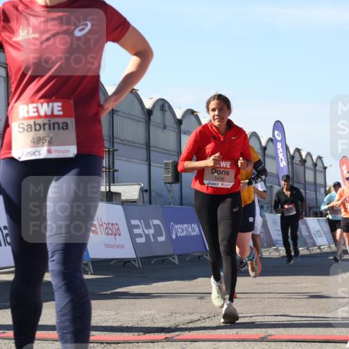 03.10.2025 - Köhlbrandbrückenlauf Luisa Fischer http://msf.ph/oto/9034730 03.10.2025 13:16:24 Ziel 4144, 4146, 4314, 4317, 4347, 4408, 4414, 4563, 4586, 4696, 4928, 4952, 5032, 5498, 5570, 5806, 5815, 5836, 5983, 6353, 6761, 6771, 6812 meine-sportfotos.de