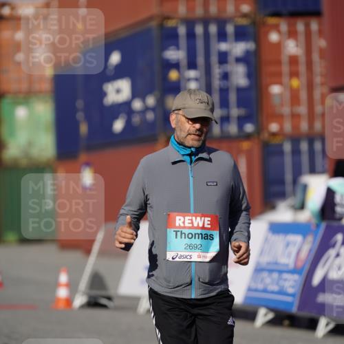 03.10.2025 - Köhlbrandbrückenlauf Michael Burmester http://msf.ph/oto/9034733 03.10.2025 10:45:21 Ziel 2692, 3195, 3624 meine-sportfotos.de