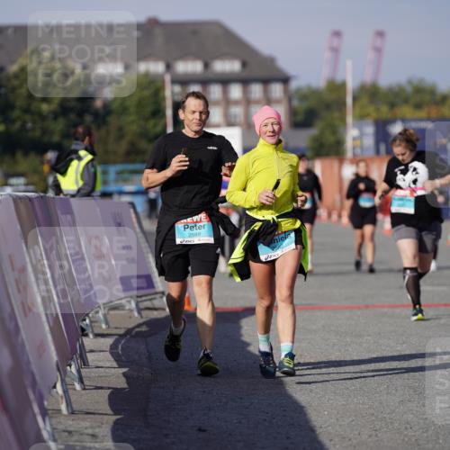 03.10.2025 - Köhlbrandbrückenlauf Michael Burmester http://msf.ph/oto/9034790 03.10.2025 10:45:35 Ziel 2582, 2589, 3370, 3824 meine-sportfotos.de