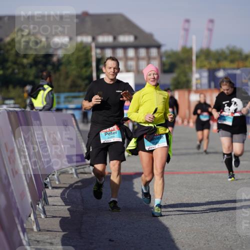 03.10.2025 - Köhlbrandbrückenlauf Michael Burmester http://msf.ph/oto/9034794 03.10.2025 10:45:35 Ziel 2582, 2589, 3370, 3824 meine-sportfotos.de
