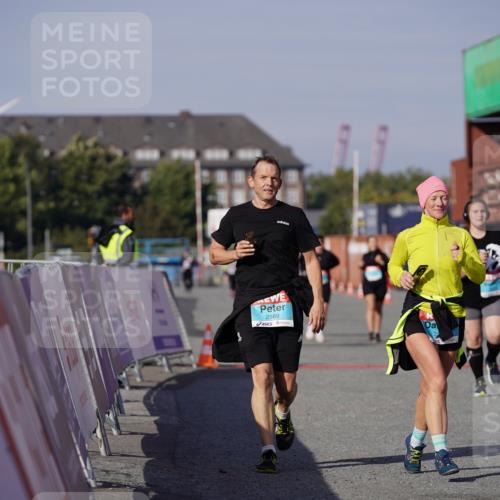 03.10.2025 - Köhlbrandbrückenlauf Michael Burmester http://msf.ph/oto/9034810 03.10.2025 10:45:36 Ziel 2582, 2589, 3370, 3824 meine-sportfotos.de