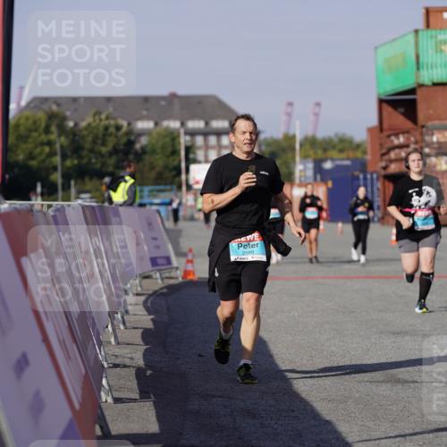03.10.2025 - Köhlbrandbrückenlauf Michael Burmester http://msf.ph/oto/9034823 03.10.2025 10:45:37 Ziel 2582, 2589, 3370, 3824 meine-sportfotos.de