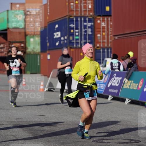 03.10.2025 - Köhlbrandbrückenlauf Michael Burmester http://msf.ph/oto/9034833 03.10.2025 10:45:38 Ziel 2582, 2589, 3370, 3824 meine-sportfotos.de