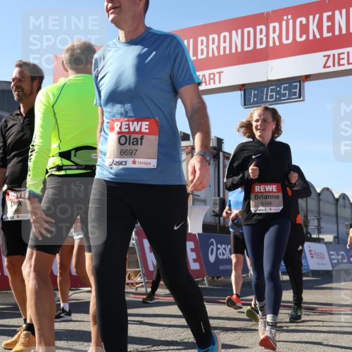 03.10.2025 - Köhlbrandbrückenlauf Luisa Fischer http://msf.ph/oto/9034861 03.10.2025 13:16:52 Ziel 4168, 4330, 4356, 4359, 4431, 4551, 4605, 4813, 5028, 5053, 5099, 5166, 5302, 5385, 5386, 5453, 5467, 5840, 6286, 6299, 6340, 6343, 6474, 6620, 6658, 6697, 6746, 6785 meine-sportfotos.de