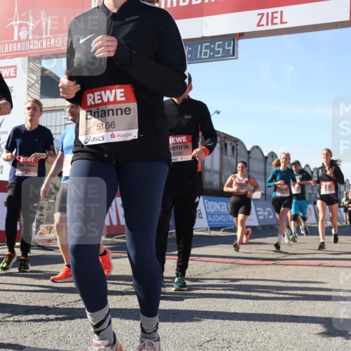 03.10.2025 - Köhlbrandbrückenlauf Luisa Fischer http://msf.ph/oto/9034867 03.10.2025 13:16:53 Ziel 4168, 4330, 4356, 4359, 4431, 4551, 4605, 5028, 5053, 5099, 5100, 5166, 5302, 5385, 5386, 5453, 5467, 5840, 6286, 6299, 6340, 6343, 6474, 6620, 6658, 6697, 6746, 6785 meine-sportfotos.de